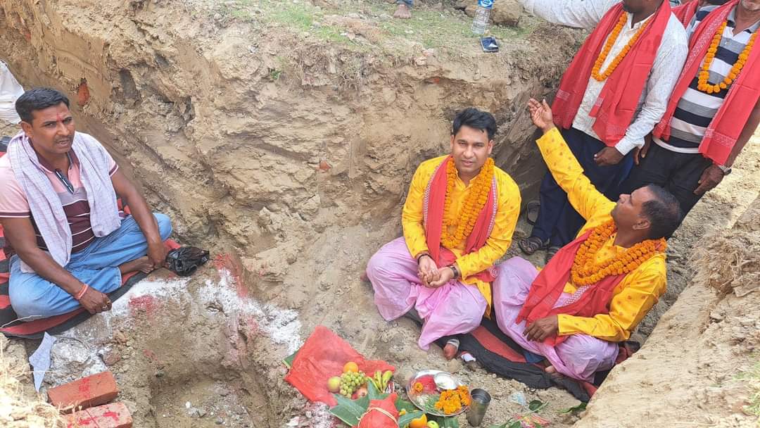 कटहरियाका नगर प्रमुख जैसवालद्धारा बिधालयको दुई कोठे भवनको गरे शिलान्यास