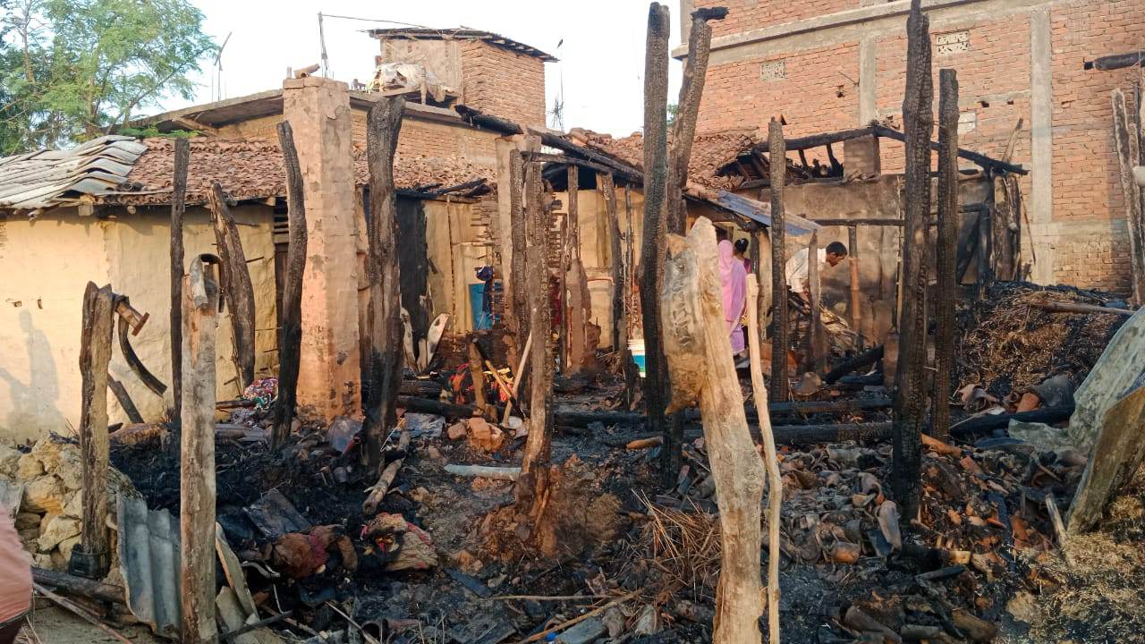 रौतहटको धरहरीमा दुईवटा घरमा आगलागी १० लाख मुल्यबराबरकोे क्षति