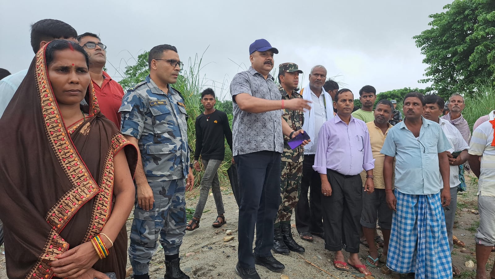कटहरियाको भषेढवामा सुरक्षा प्रमुखहरुद्वारा नदी कटानको निरीक्षण