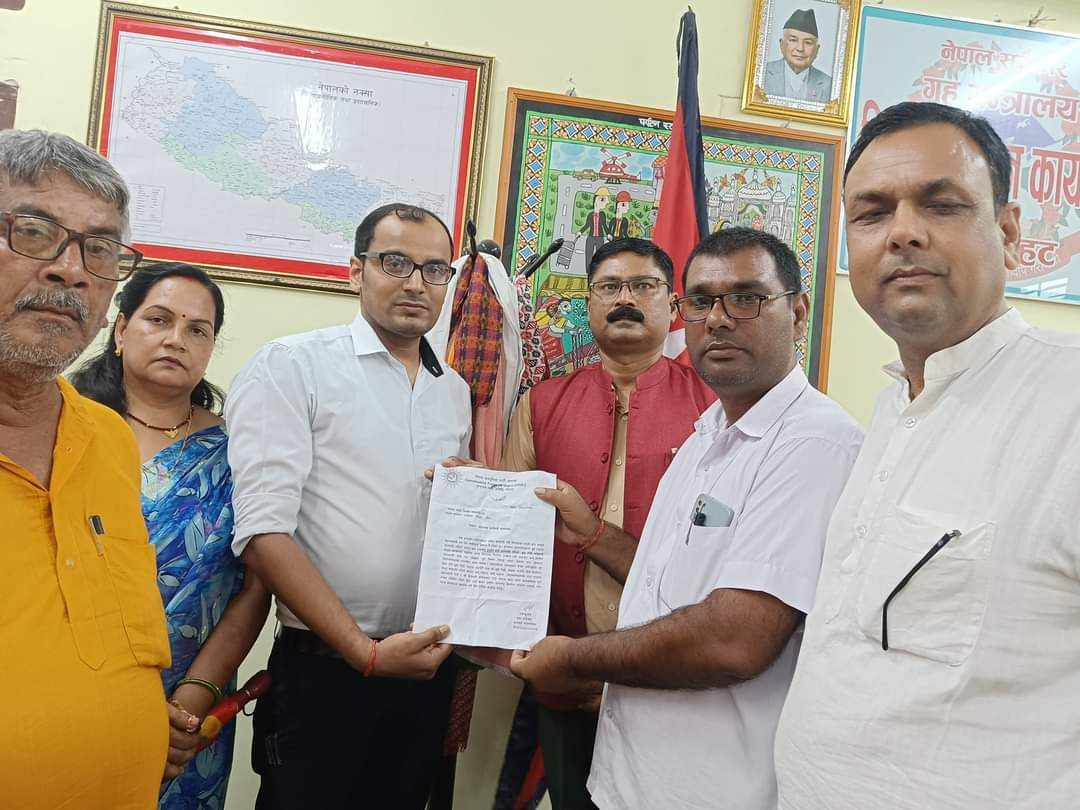 बृन्दावनमा रहेका अबैध क्रसर उधोग बन्द गर्न प्र.जि.अलाई बुझाए ज्ञापनपत्र