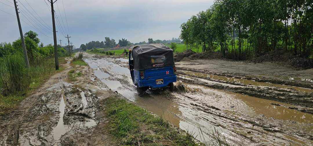 सगुन कन्स्ट्रक्सनको लापारवाहिले गरुडा समनपुर सडक खण्डमा बढे दुर्घटनाको जोखिम