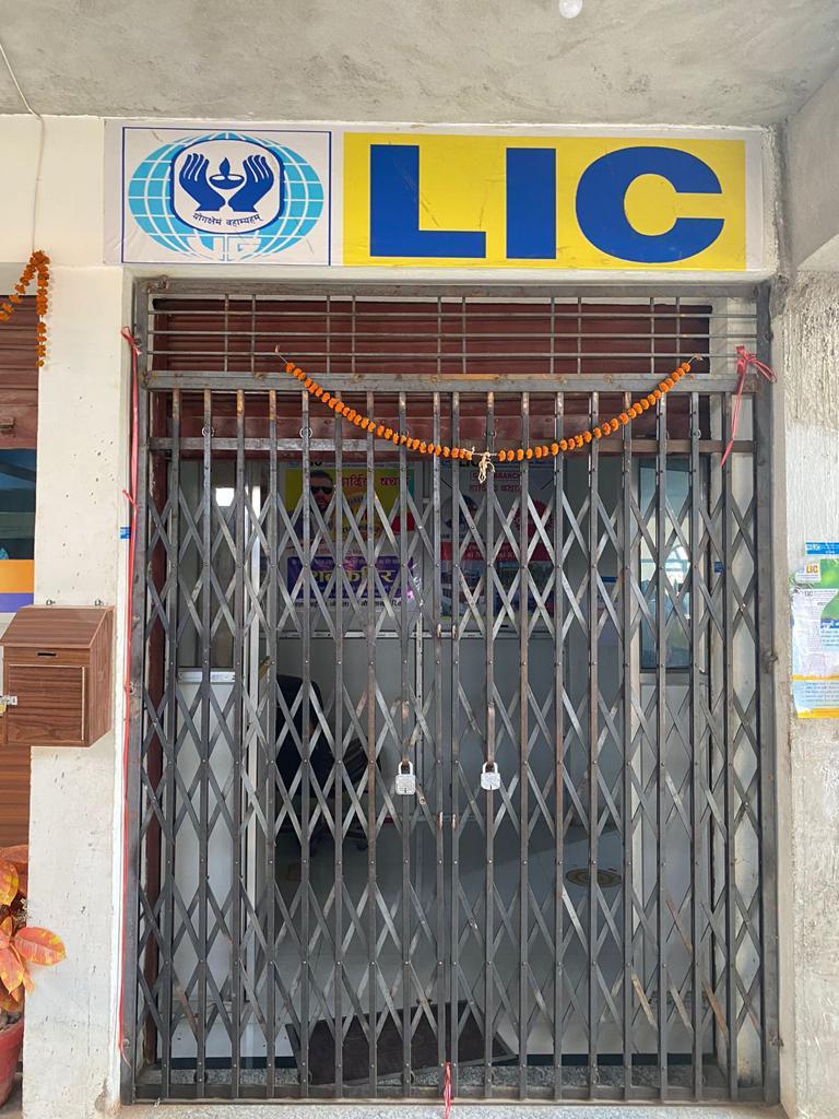 एलआइसी नेपाल लिमिटेडको ठगि धन्धा विरुद्ध गौर शाखामा पीडितद्वारा ताला लगाइयो