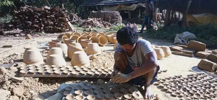 रौतहटका कुम्हार समुदायहरु दिपावलीको लागि दियो बनाउनमा ब्यस्त