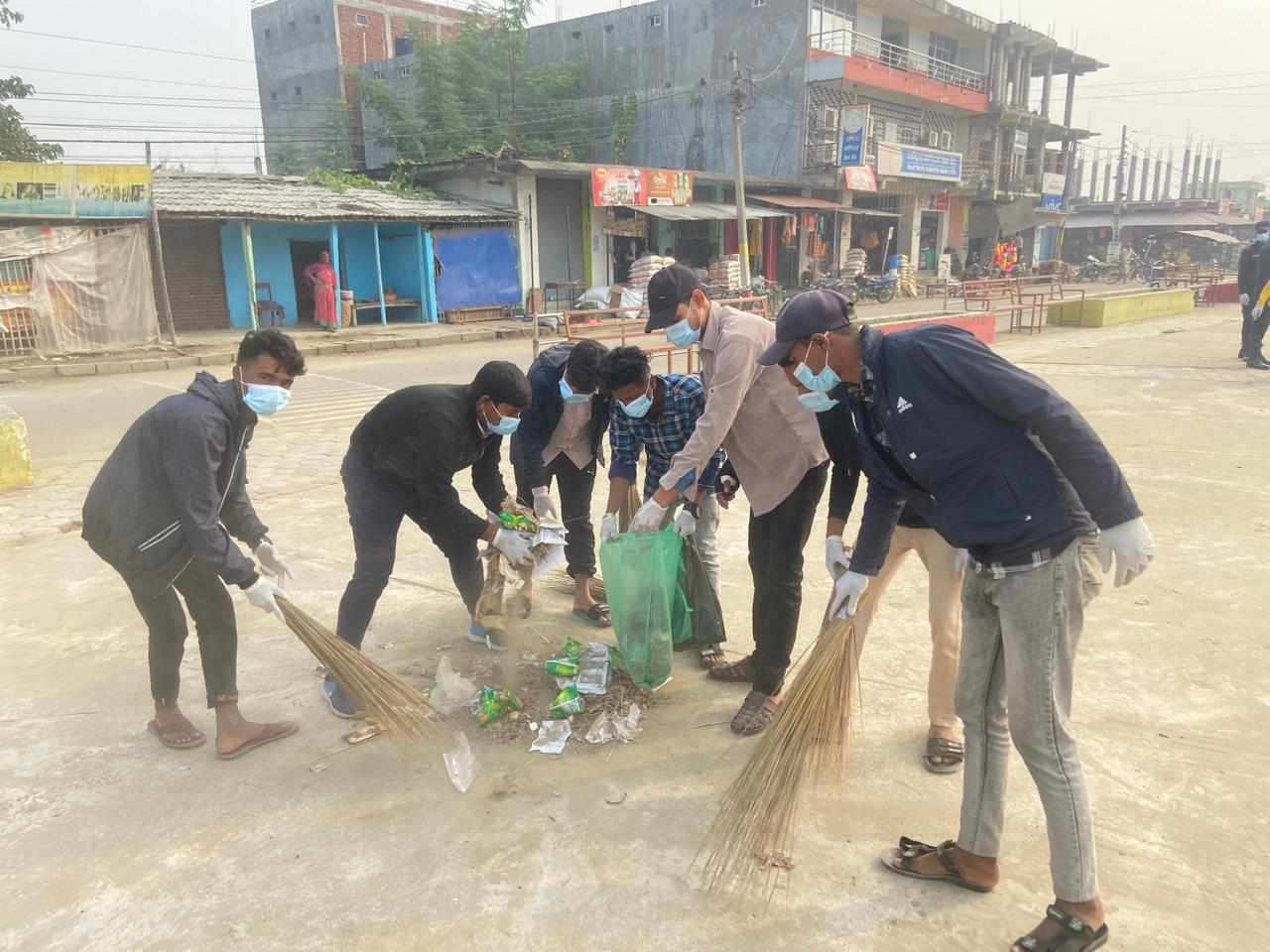 नेपाल राष्ट्रिय युवा संघले गरे मौलापुर बजार सरसफाइ