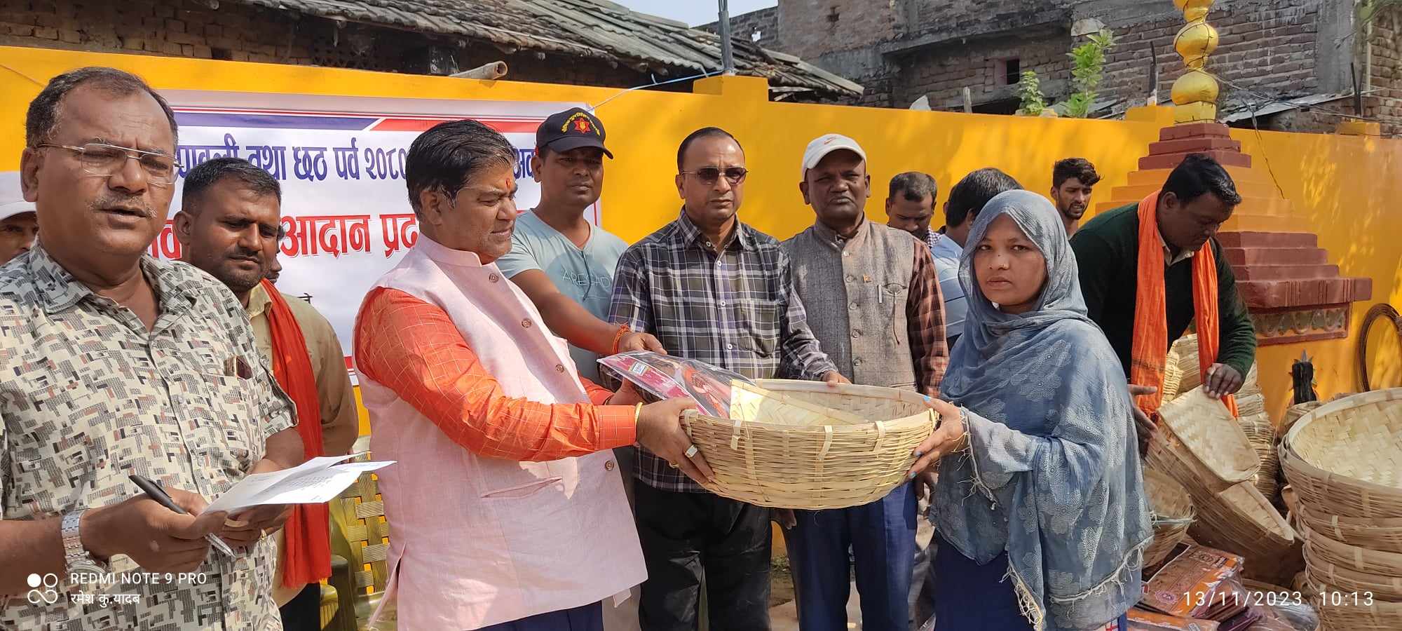 जिंगडीयाका सयौं ब्रतालु महिलाहरुलाई दाउरा, सुपली सहित साडी सेट, नगर प्रमुख जैसवालद्धारा बितरण