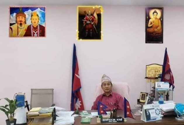 मेयर हर्क साम्पाङले कार्यकक्षबाट हटाए राष्ट्रपति र प्रधानमन्त्रीको तस्बिर