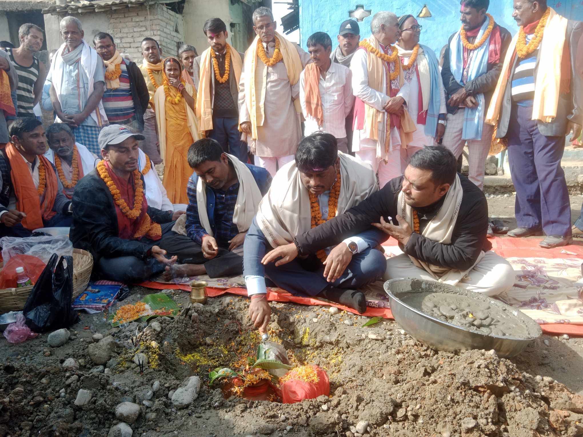 पुर्वमन्त्री खान र नगर प्रमुख साहद्वारा धरहरीमा सडक ढलानको शिलान्यास