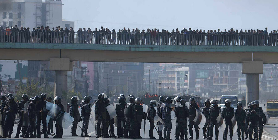 इपीएस परीक्षार्थीको प्रदर्शनमा प्रहरीले हान्‍यो अश्रुग्यास