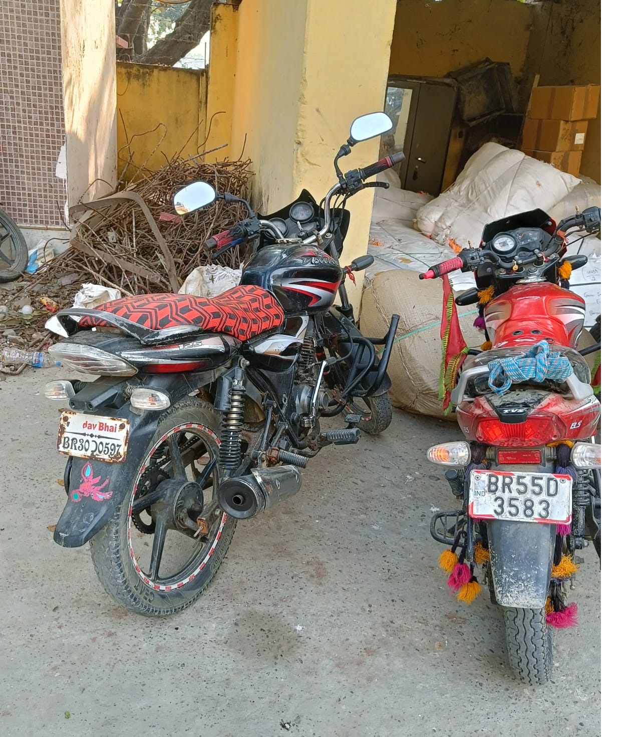 रौतहटमा दुई लाख भन्दा बढिको भन्सार छलीको सामानहरु नेपाल प्रहरीले बरामद गरी बुझाईयो भन्सार कार्यालय्