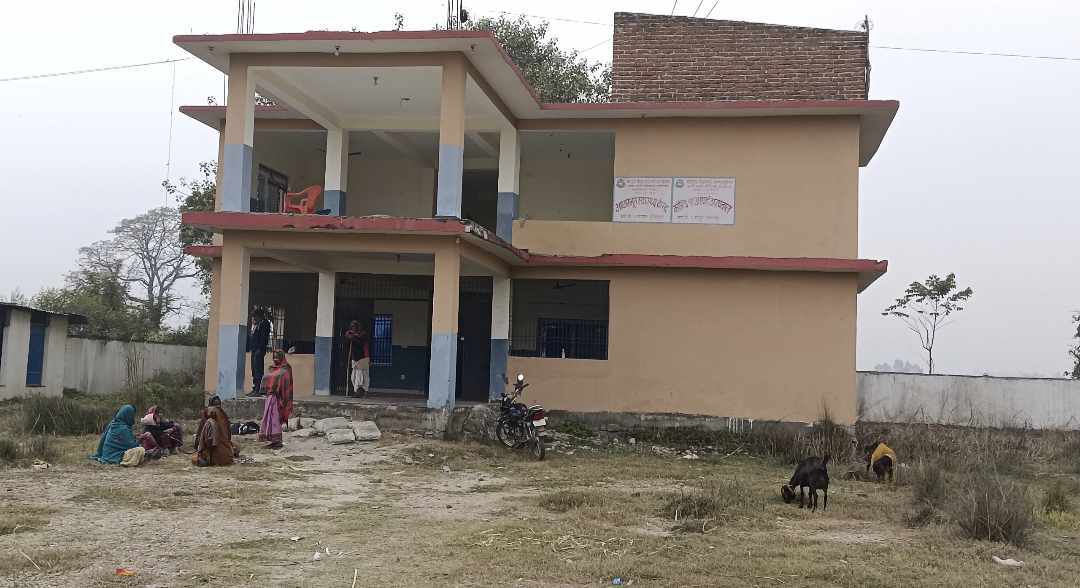 रौतहटका एक आधारभूत स्वास्थ्य केन्द्र आफै बिरामी, अनुपस्थितका दिन पनि हाजिरी गर्छिन् एक नर्स
