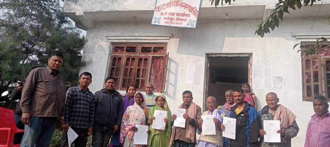 भुमिहिन तथा सुकुम्बासिहरुलाई फत्तेपुरमा अस्थाई निसापुर्जा बितरण