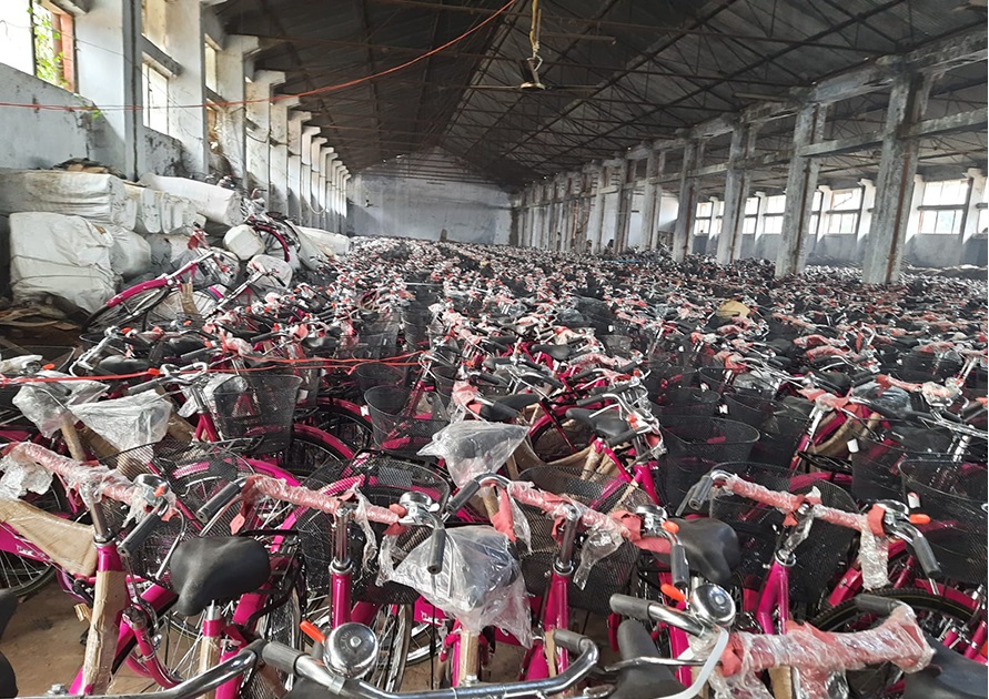 बेटी पढाउ बेटी बचाउ अभियान अन्तर्गत बाडन ल्याएको साईकल गोदाममा कवाड बन्दैं, अब अख्तियारमाथि उठदैं प्रश्न