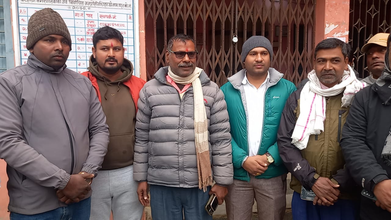 नगर प्रमुख अजयप्रकाशले मागं पुरा गर्ने आश्वासन दिएपश्चात ९ दिनपछि नगरपालिकाको ताल्चा खुल्यो