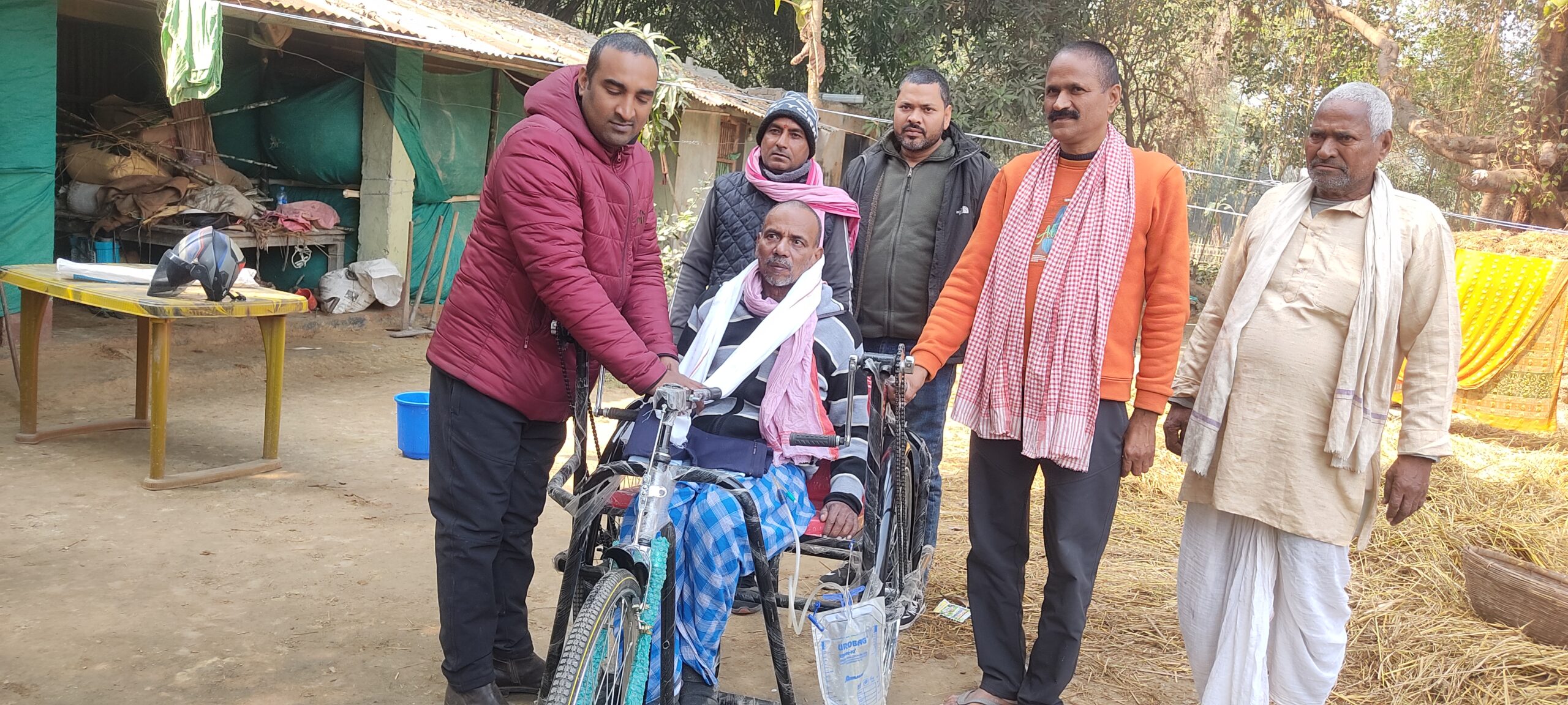मुकेश यादव द्वारा अपाङ्ग व्यक्तिलाई ट्राइसाइकल सहयोग