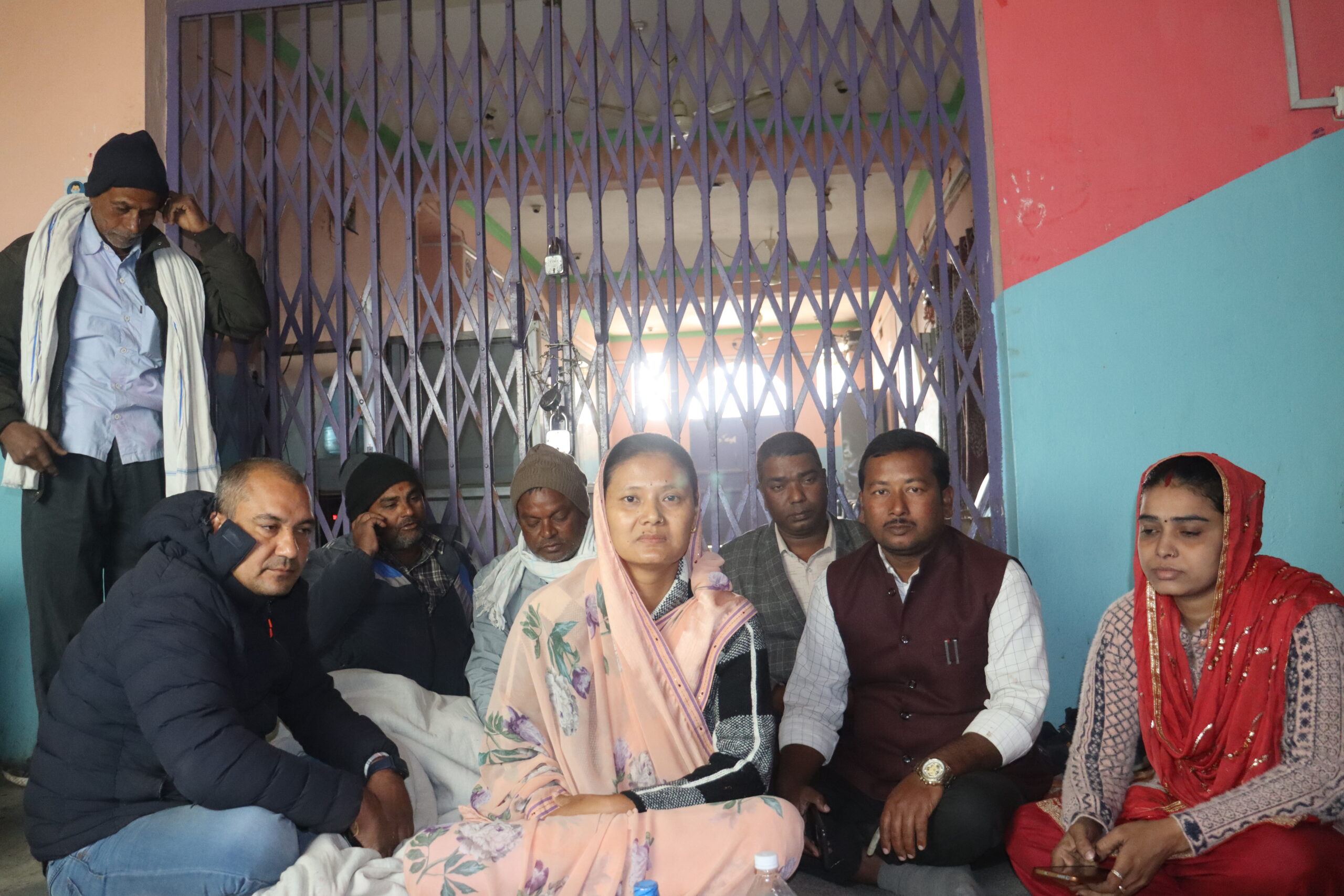 गरुडा नगरपालिकाको मुख्य गेटमा नगर उप–प्रमुख र वडाअध्यक्षहरुद्धारा तालाबन्दी