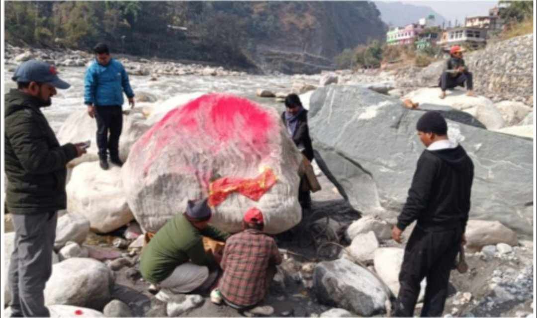 कालिगण्डकीको शिला शिव भगवानको मुर्ती बनाउन रौतहट ल्याइदै