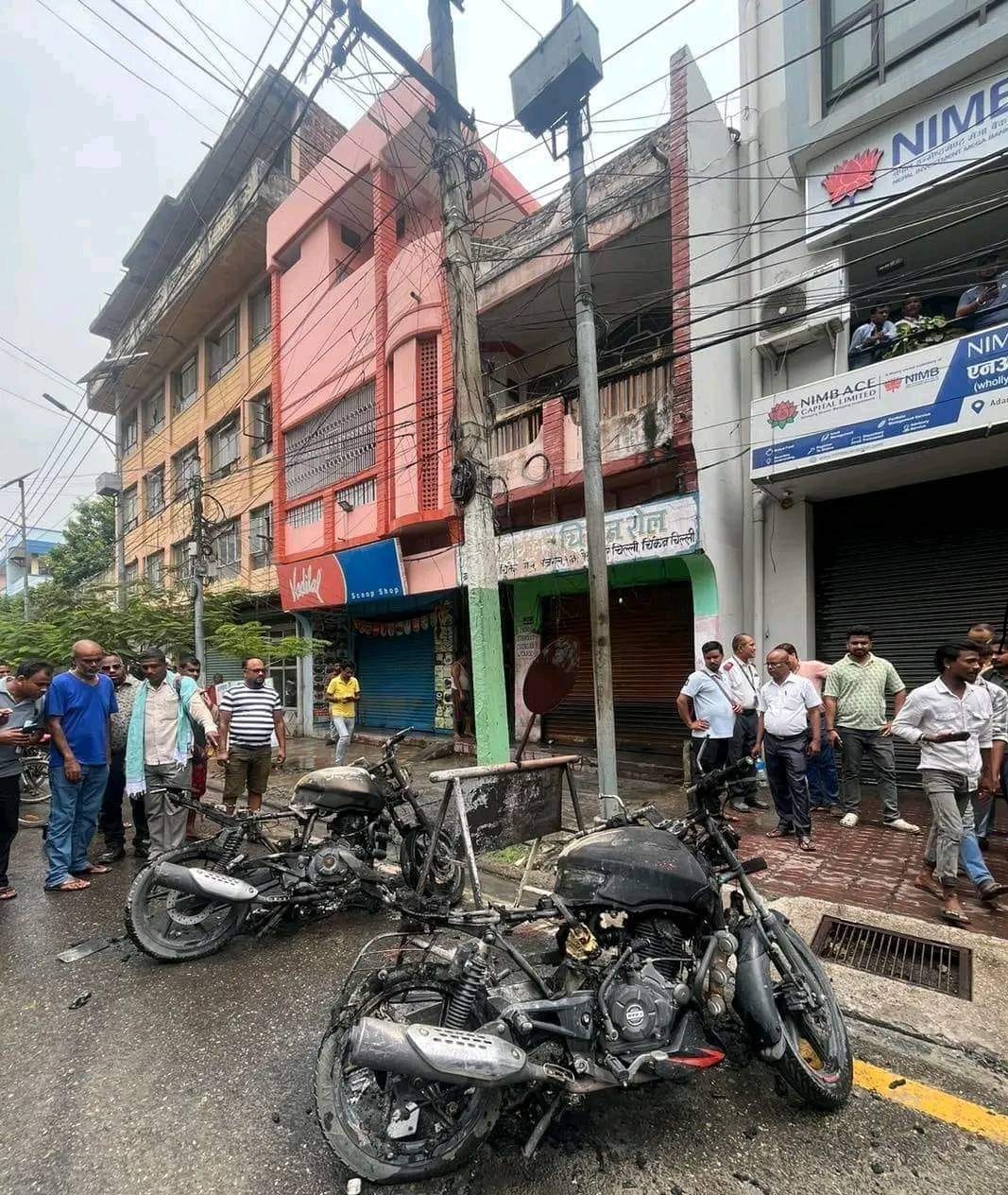 वीरगञ्जको आदर्शनगरमा आगलागी हुदा दुई वटा मोटरसाइकल जलेर नष्ट