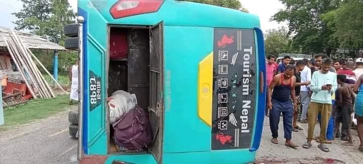 रौतहटमा बस दुर्घटना, एक जनाको मृत्यु, सात जना घाइते