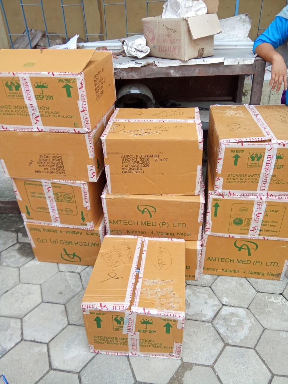 रौतहट प्रहरीद्धारा ६ लाखको औषधी सहित मोटर पाट्स बरामद