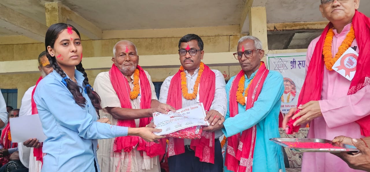 नगर प्रमुख कुर्मिद्धारा बिधार्थीलाई पुरस्कार बितरण सहित शिक्षकहरुलाई सम्मान पत्र प्रदान