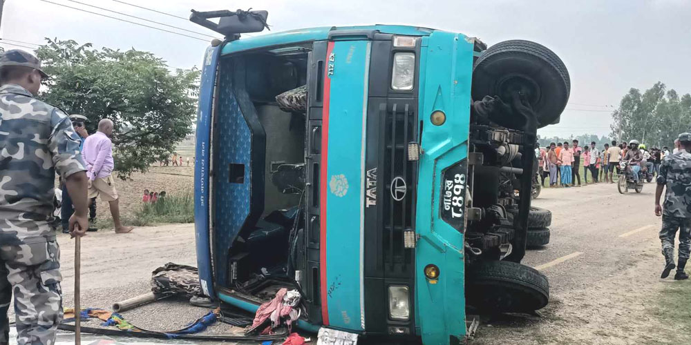 रौतहटमा यात्रुवाहक बसदुर्घटना हुदा एक किशोरीको मृत्यु, १२ जना घाईते ,ग्राण्डि अस्पतालको बादमासि