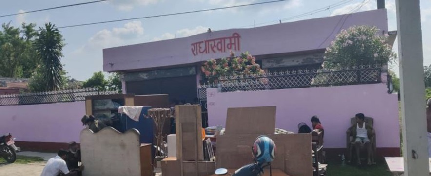 प्रशासनसंग टुंगीएन मिटरब्याजको उजुरी,घरबिहिन बने साह परिवार