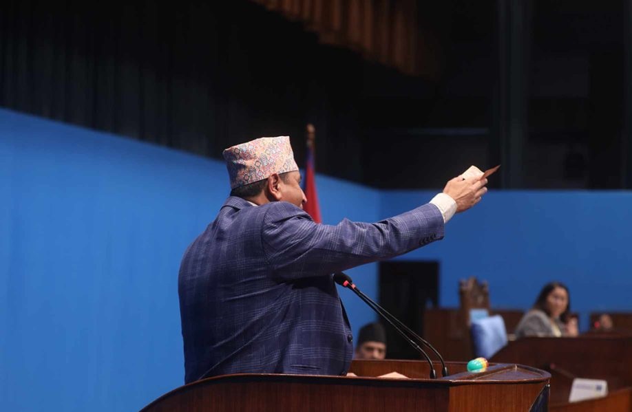 कांग्रेस सांसद खतिवडाले दिए भौतिक पूर्वाधार मन्त्रीलाई ५ रुपैयाँ