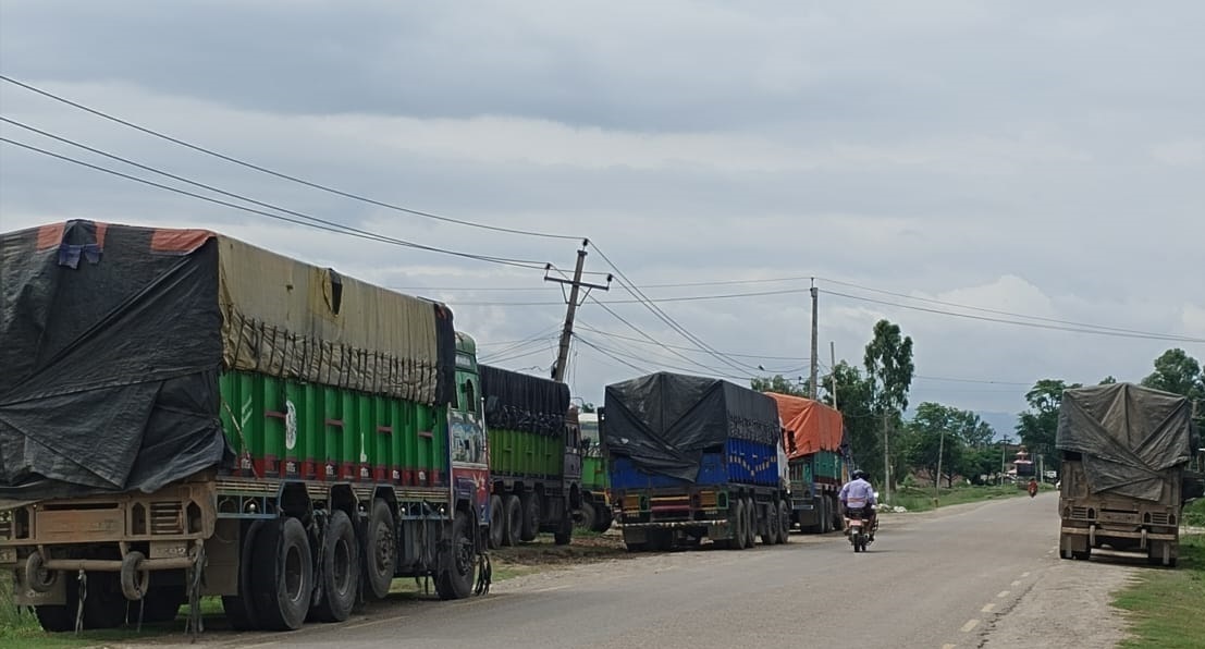 रौतहटको प्राइम टाएल्स उधोगले सडकमै ट्रक पार्किङ गर्दा बढयो दुर्घटनाको जोखिम