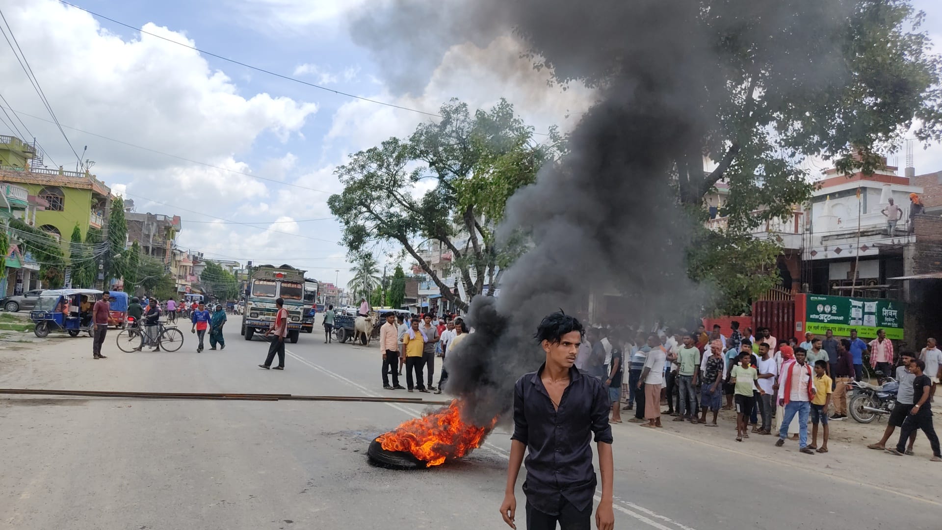 एमालेका मधेश प्रदेश सदस्य रौतहटका चर्चित नेतालाई मारपिट गरेको भन्दै गरुडामा चक्काजाम