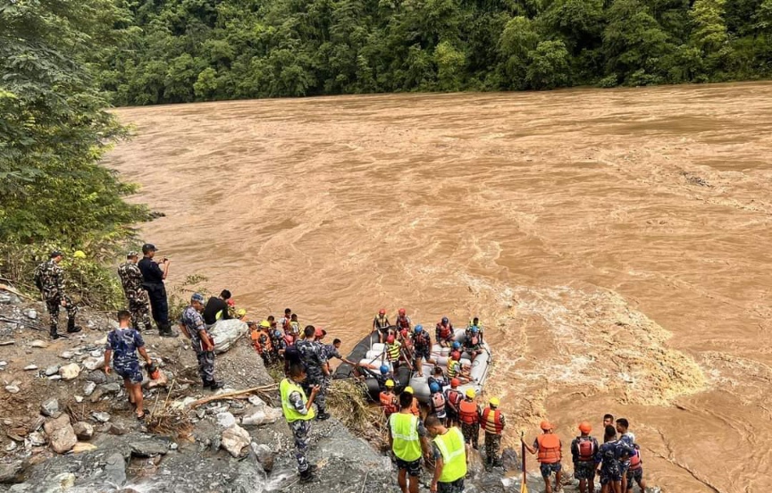 पहिरोले दुइ वटा बस बगाउँदा ६५ जना बेपत्ता,बस चालकको मृत्यू