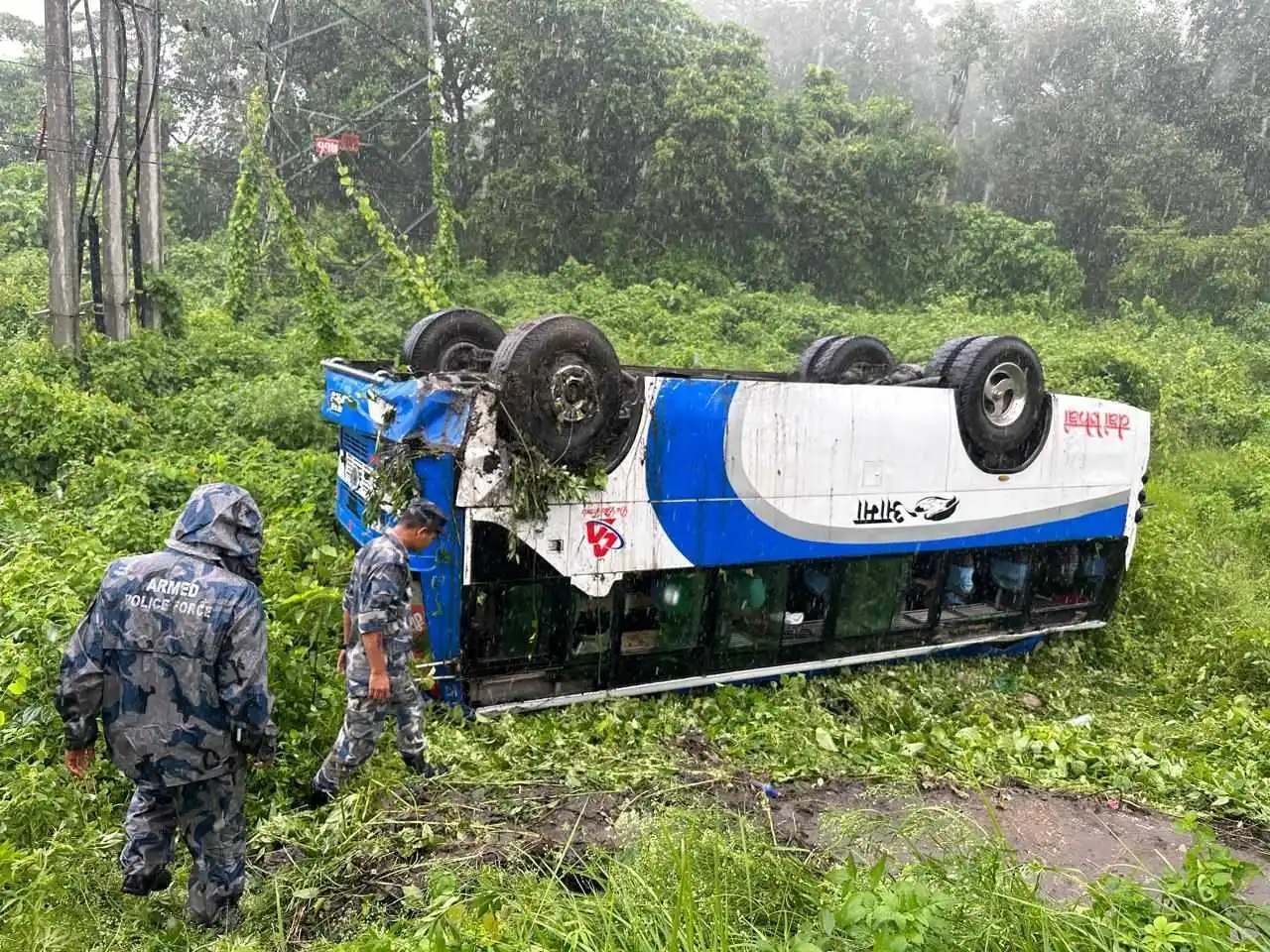 बारा स्थित पसाहा पुल नजिकै बस दुर्घटना, १४ जना घाइते
