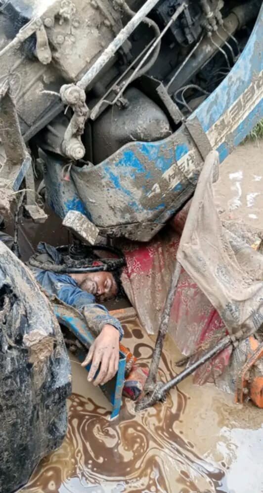 रौतहटको बृन्दावनमा खेत जोत्ने क्रममा ट्रयाक्टर पल्टिदा चालक मृत्यु