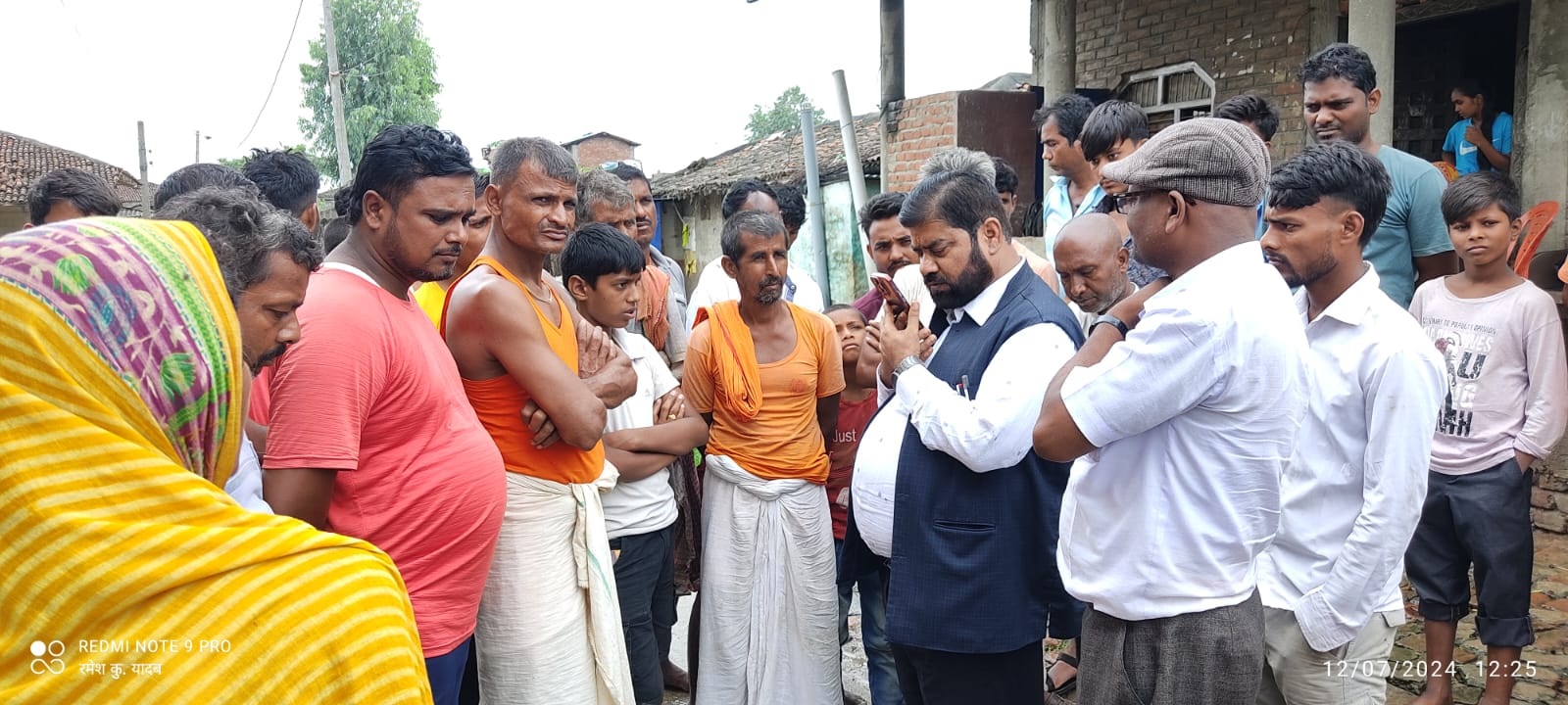 त्रिशुली नदीमा बेपाता भएका जुगेश्वरका परिवारलाई धर्यधारण र धर्यता दिन गरुडाका नगर प्रमुख जैसवाल पुगे पिडितको घरमा