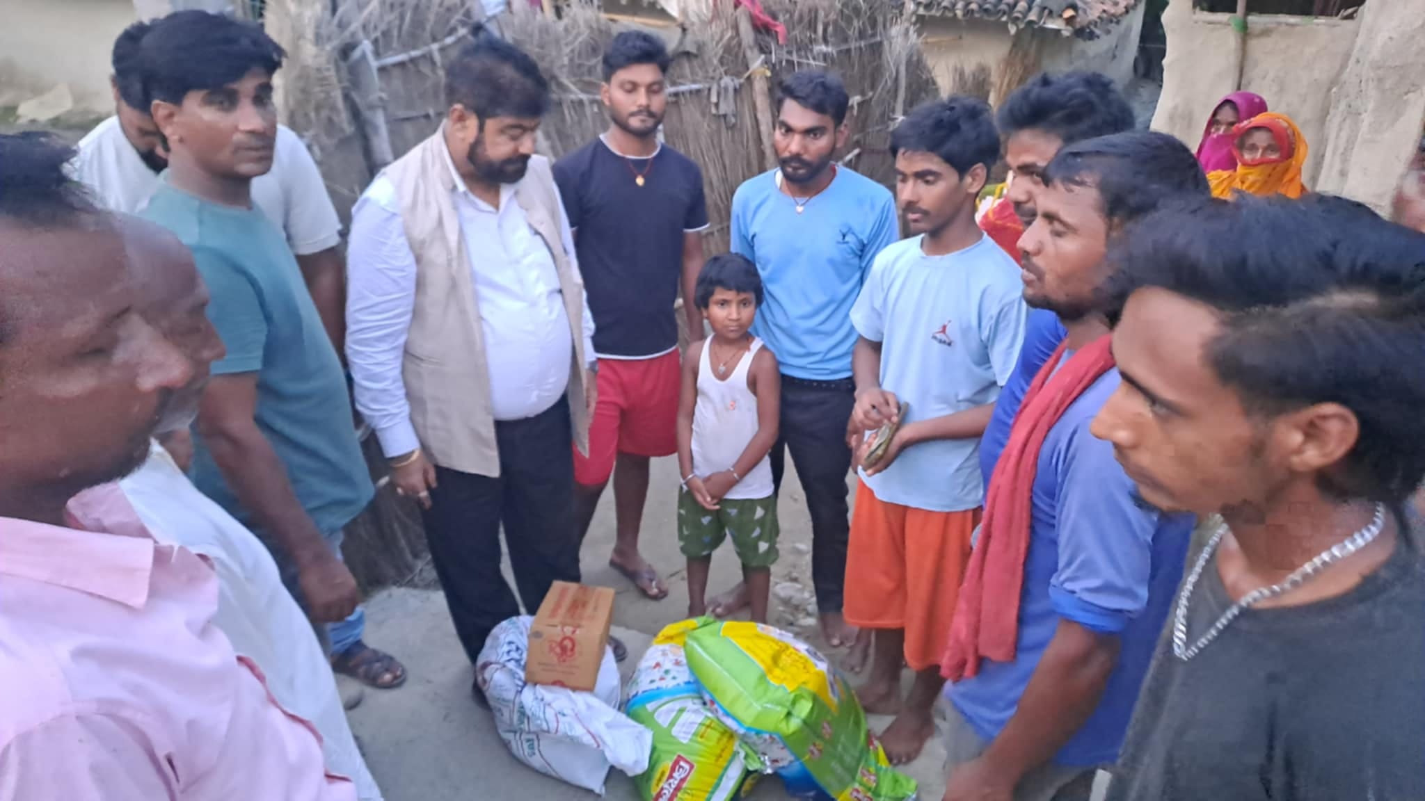 नारायणगढ–मुग्लिन सडकको सिमलताल घटनामा बाचेका रौतहट सिसवाको यादव परिवारलाई नगर प्रमुख जैसवालद्धारा राहत सहयोग प्रदान