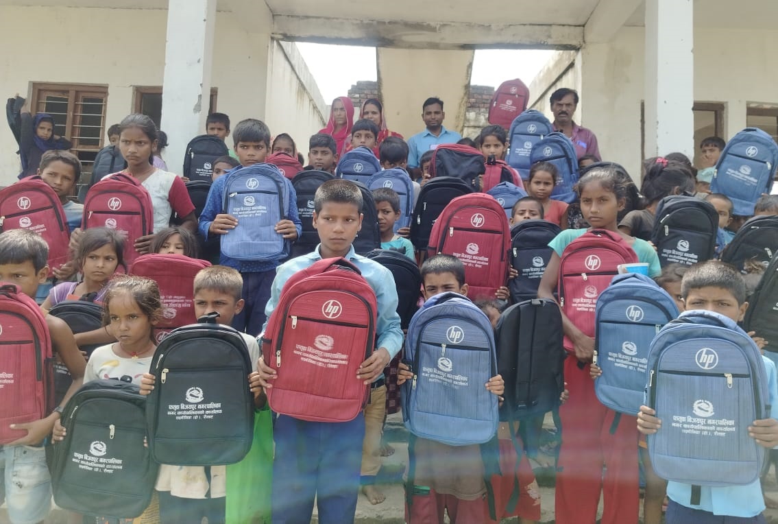 फतुवा बिजयपुरमा अधारभुत तहका बिद्यार्थीहरुलाई झोला बितरण