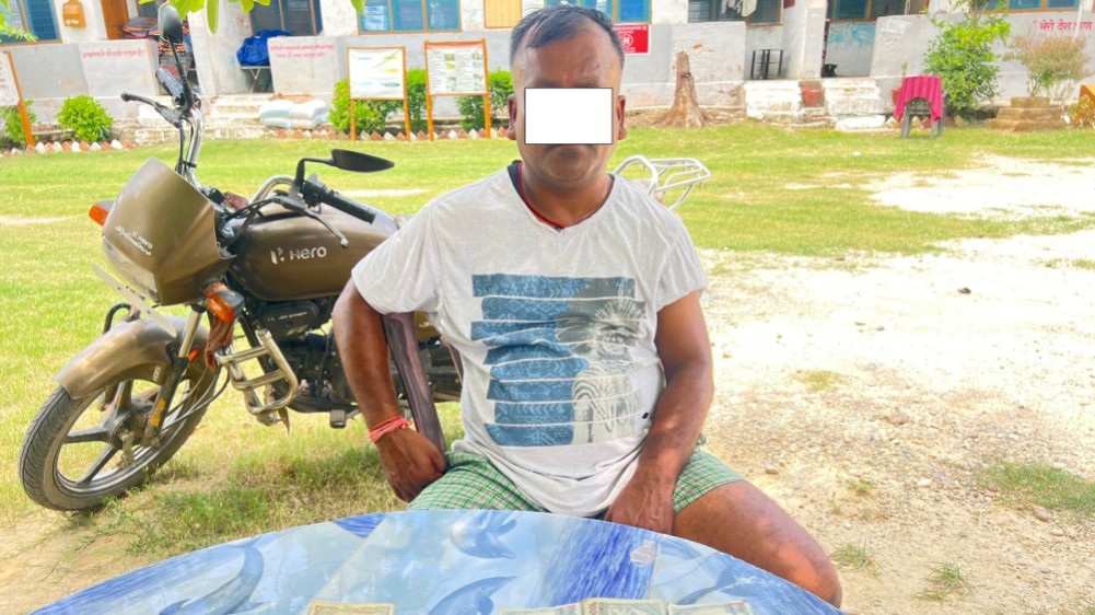 श्रोत नखुलेको चार लाख भन्दा बढि रुपैया सहित भारतिय नागरिक पक्राउ