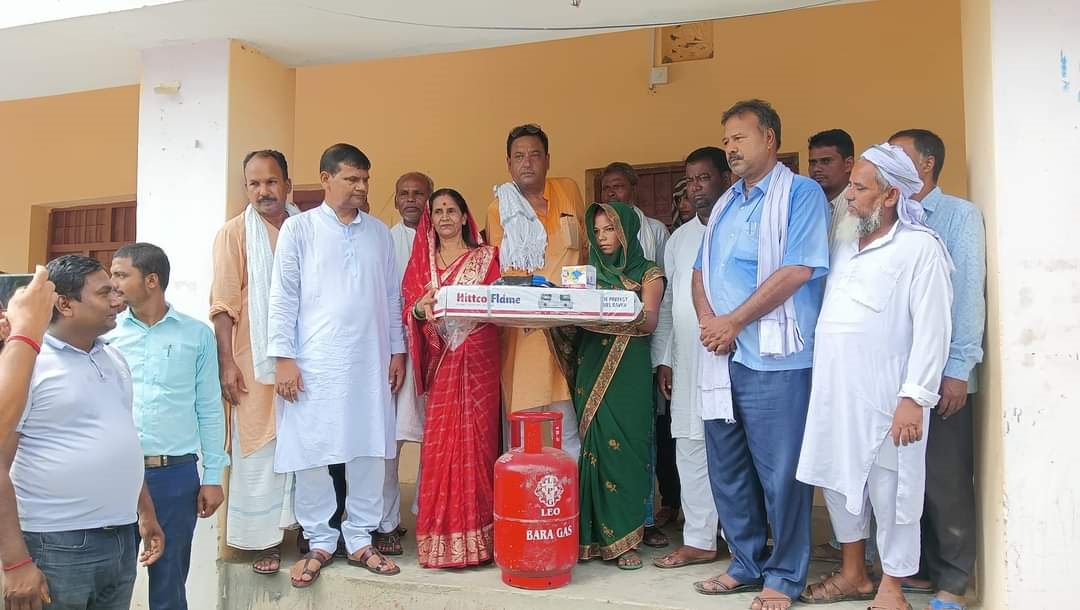 मेयर वकिलको एतिहासिक काम, परोहाबासिलाई ८ हजार ग्यास सिलिण्डर बितरण