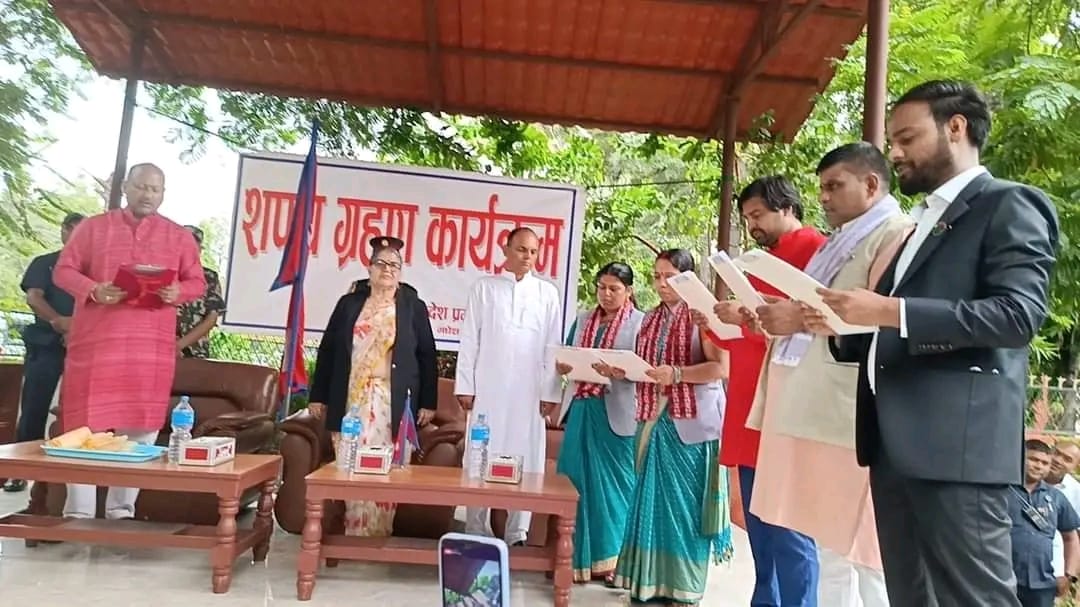 सत्ता जोगाउन मुख्यमन्त्री सिंह थपे ८ राज्यमन्त्री , आलोचना पछि ८ दिनमै स्वयम् गरे बर्खास्त