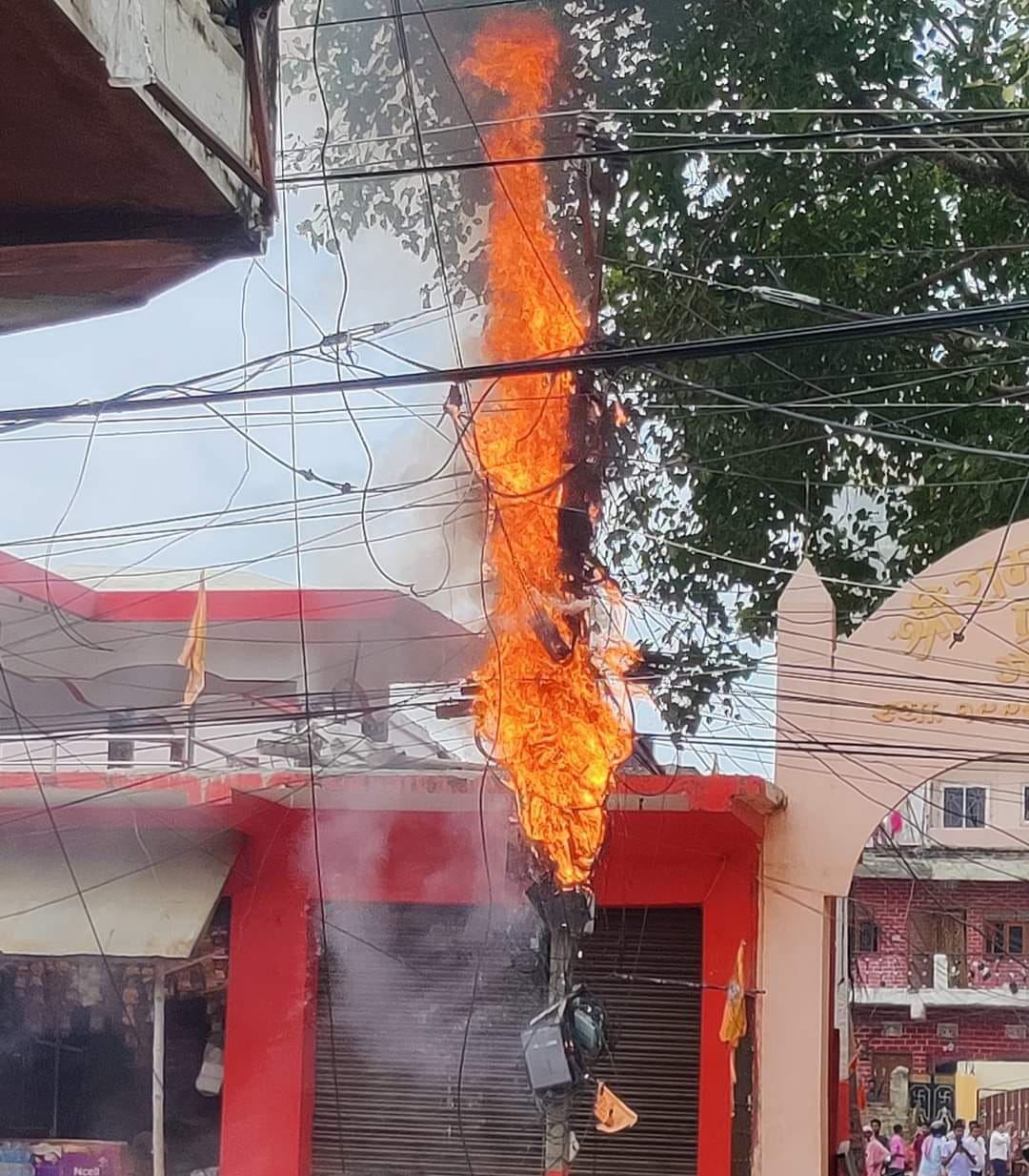 अब्यवस्थित तार टांगिएका कारण गौर बिजुलीको पोलमा आगलगी,ईन्टरनेट सेवा अवरुद्ध
