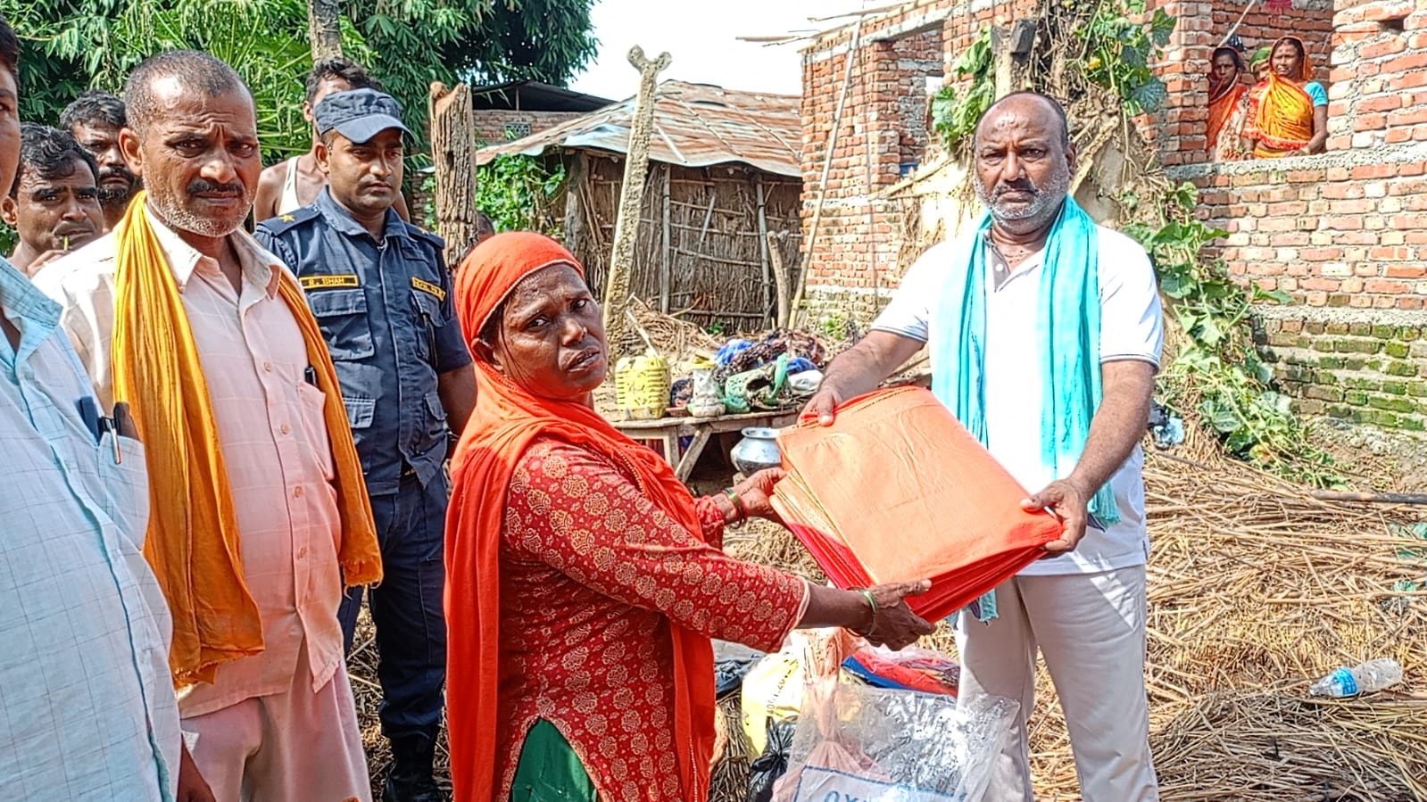 बारा सिसहनियाको आगलगी पिडित परिवारलाई वडाअध्यक्ष सिंहद्धारा राहत समाग्री बितरण