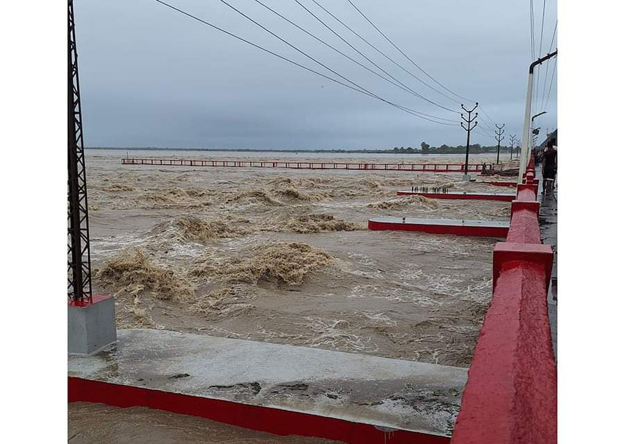 कोशी ब्यारेजमा पुल माथिबाटै बग्न थाल्यो पानी, पैदल हिँडनमा रोक