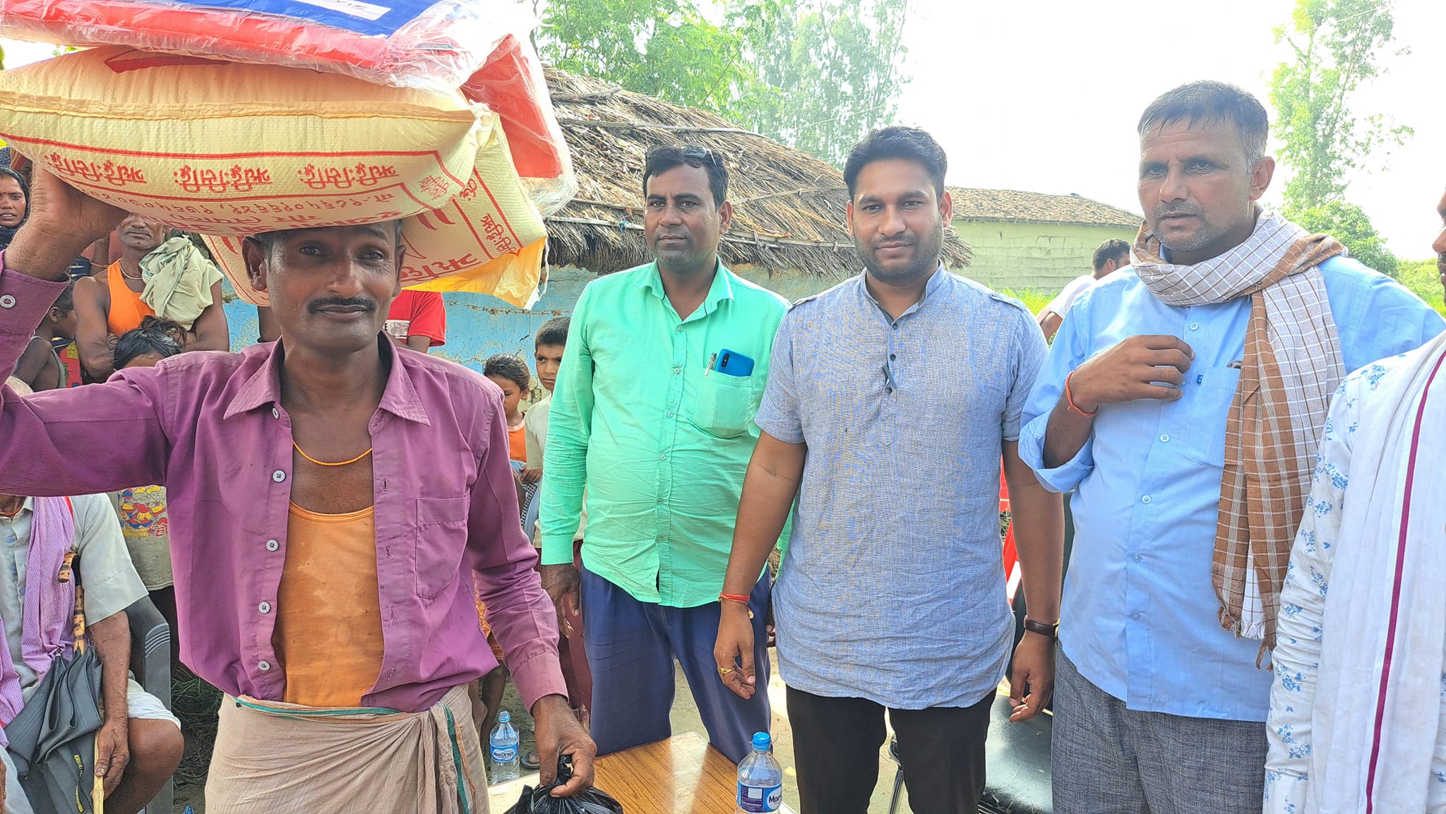 नगर प्रमुख अजय प्रकाशले बाढि पिडितहरुलाई गरे खाद्ययान समाग्री सहयोग