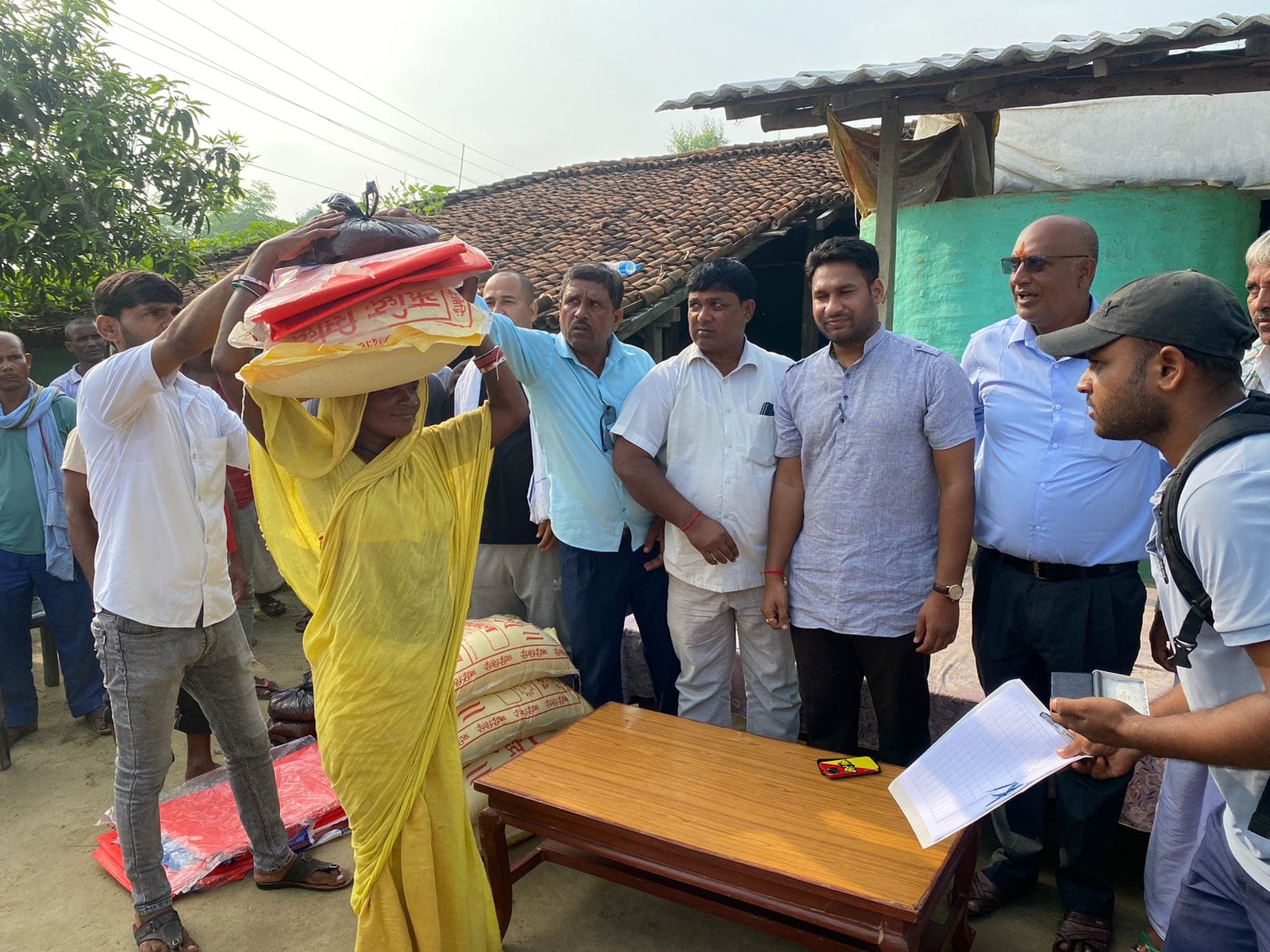 नगर प्रमुख अजय प्रकाश जैसवालले करिब ६ सय बाढिपिडितहरुलाई गरे राहत बितरण