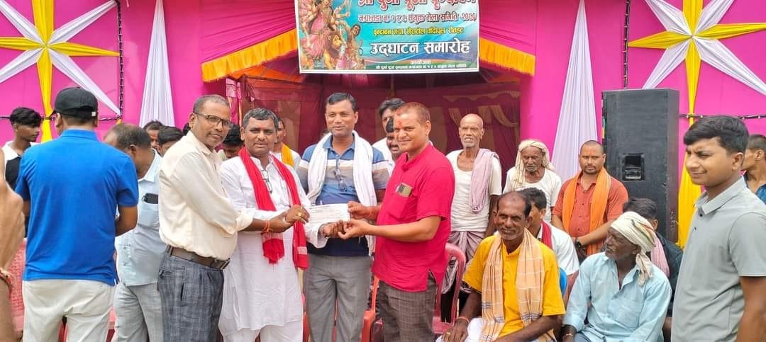 नगर प्रमुख कुर्मि टावर लाईट जडान गराए संगै मन्दिर निर्माणको लागी साढे दुई लाख हस्तान्तरण