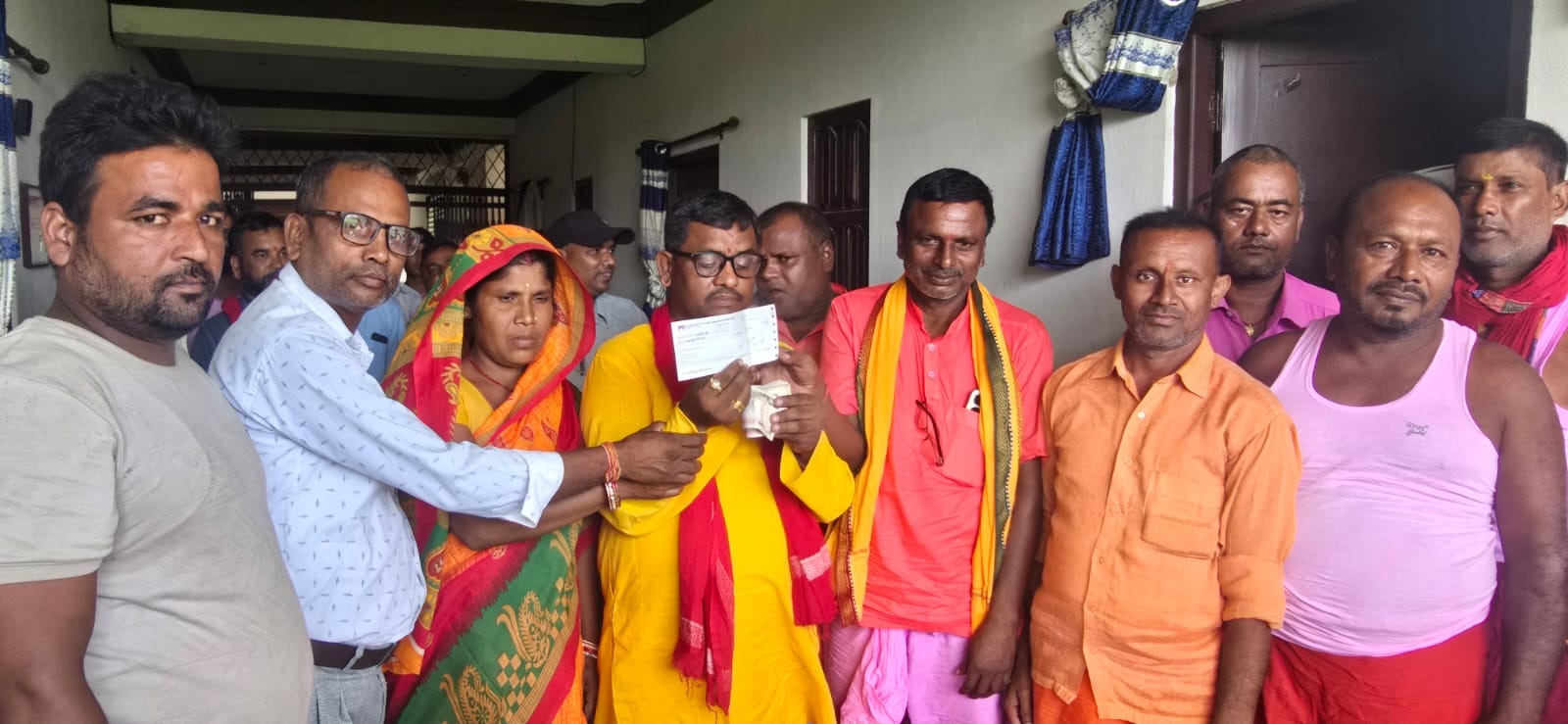 तिन वटा वार्डको संयुक्त आयोजनामा हुन लागेको दुर्गा पुजा मेलाका लागी नगर प्रमुख कुर्मिले गरे ढेड लाख सहयोग