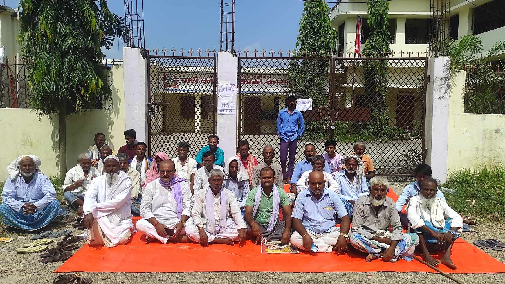 गोठबाट वडा कार्यालय सार्ने विषयलाई लिएर सोमबार दोश्रो दिन तालाबन्दी यथावतै