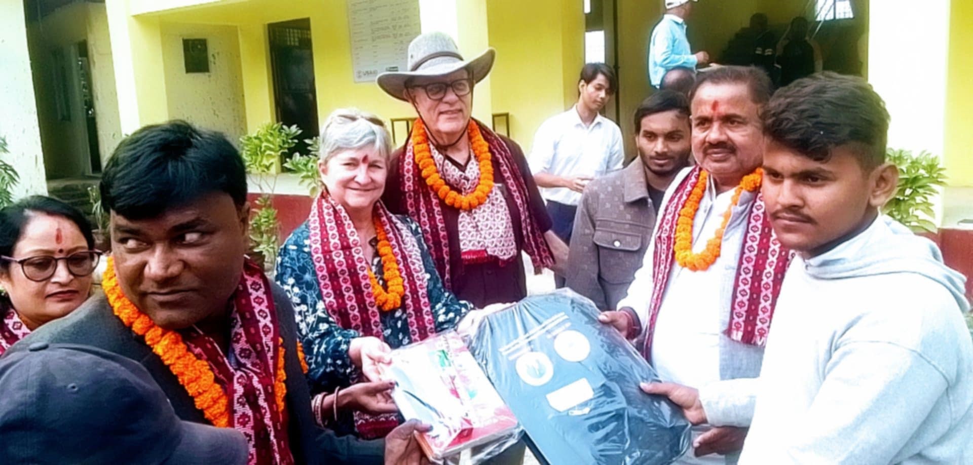 रौतहटको हजमिनिया स्थित एक बिधालयमा ७ सय भन्दा बढि बिधार्थीहरुलाई शैक्षिक सामग्री वितरण