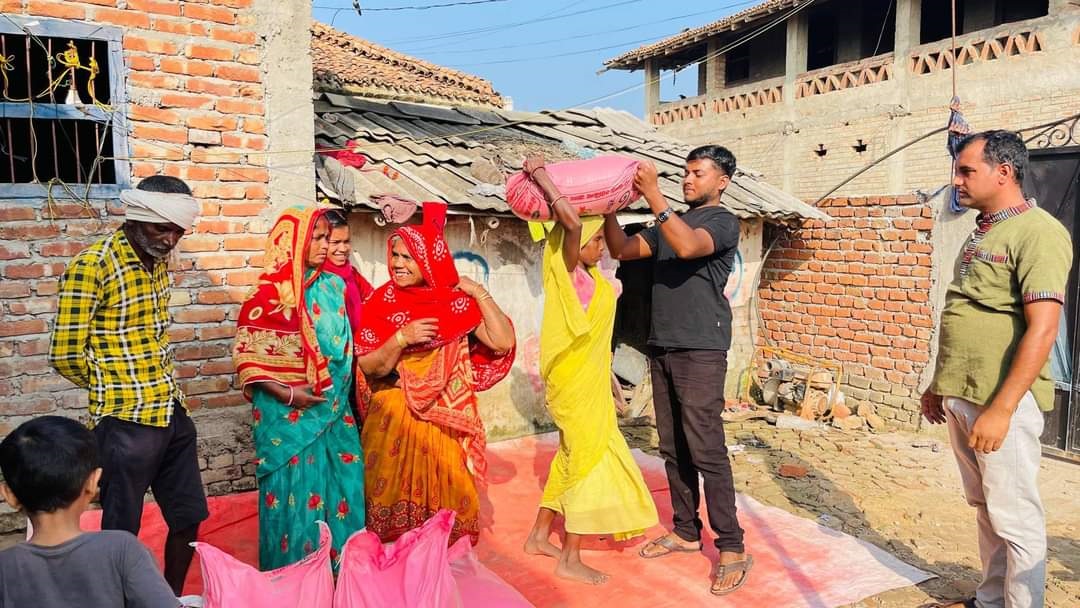 रौतहटमा युवक आलमद्धारा छठ पर्वको अवसरमा ७० परिवारलाई चामलको बोरा बितरण