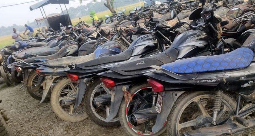 रौतहटमा प्रहरीले बेवारिसे २५ वटा मोटरसाइकल फेला पारी भन्सार बुझायो