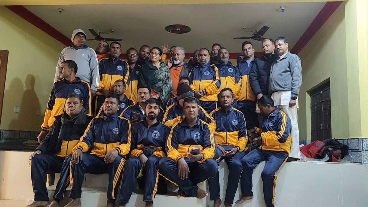 गरुडा नगरपालिका वडा नं. ५ मा योग शिविरका सहभागीलाई वडाअध्यक्ष साहद्धारा ट्रयाकसुट वितरण